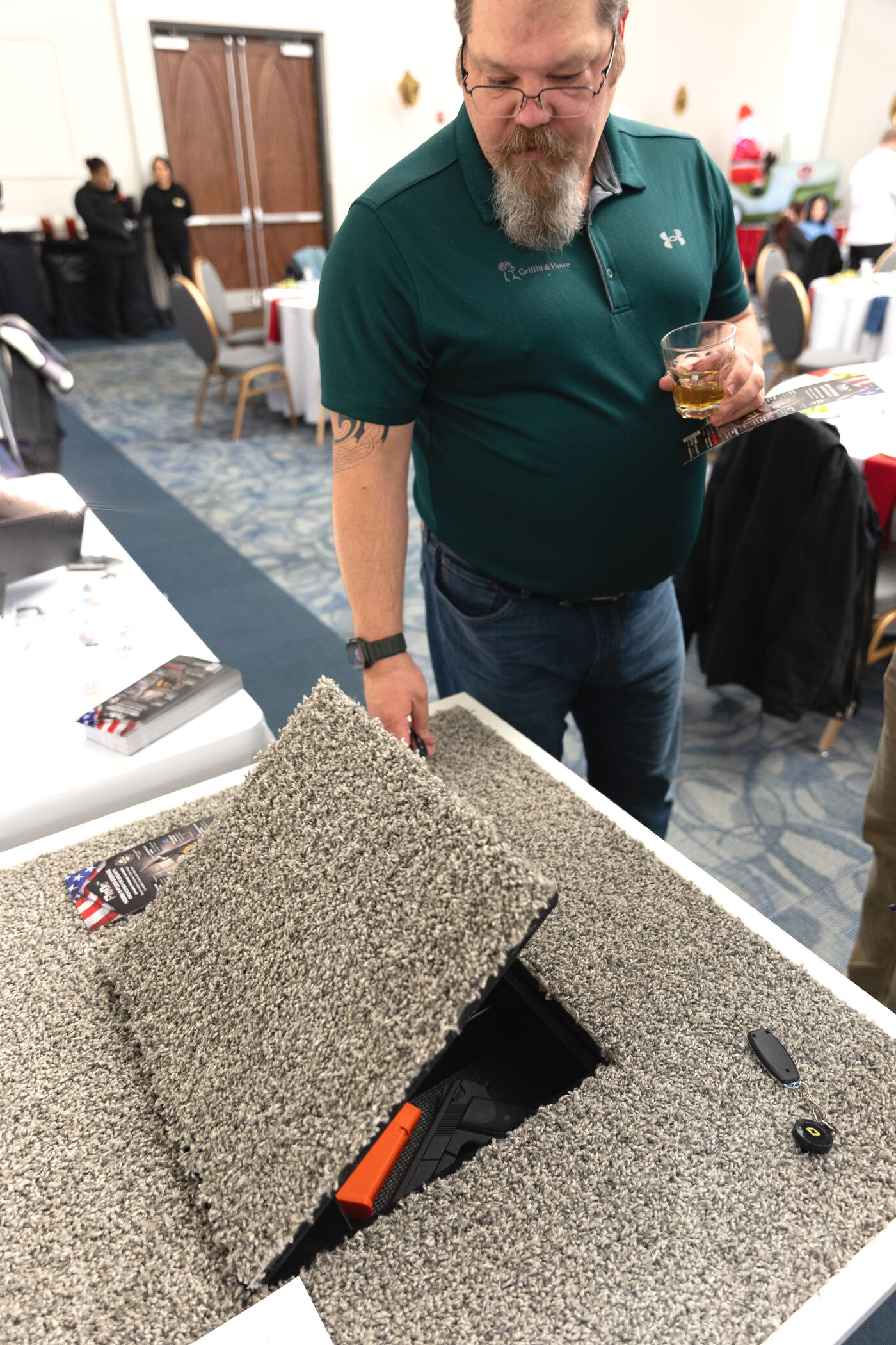 Lifting the flush panel