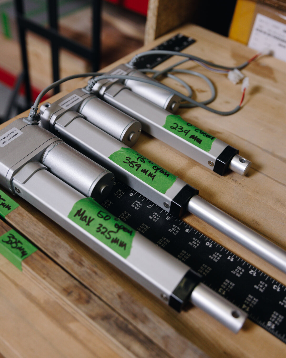 Assisted-lift gas strut that raises the FloDo panel